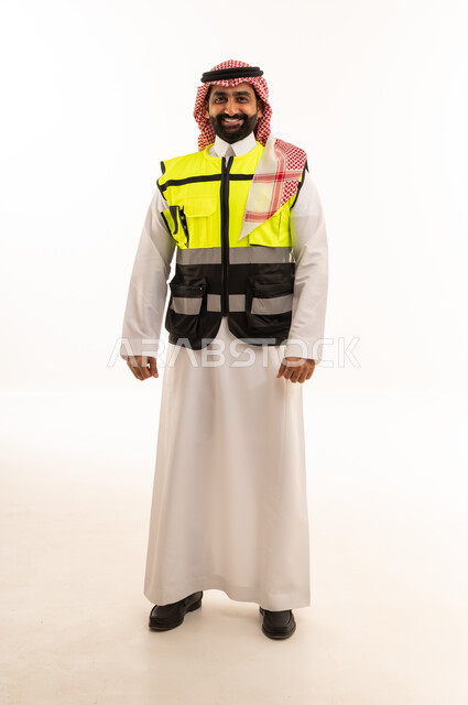 رجل سعودي يرتدي سترة السلامة بخلفية بيضاء