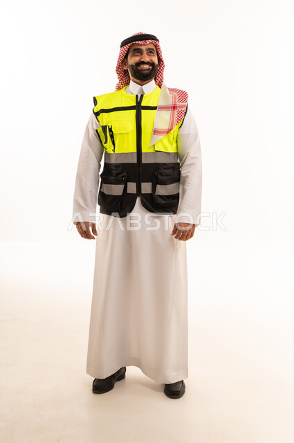 مهندس سعودي يرتدي سترة السلامة بخلفية بيضاء