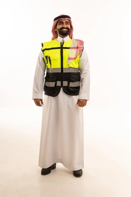 مهندس سعودي يرتدي سترة السلامة بخلفية بيضاء