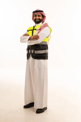 مهندس سعودي يرتدي سترة السلامة والزي التقليدي