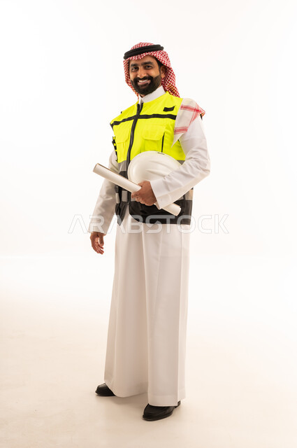 مهندس سعودي يحمل مخططات هندسية في خلفية بيضاء