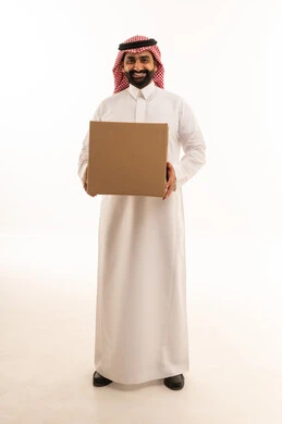 رجل سعودي يحمل صندوق شحن كرتوني بخلفية بيضاء