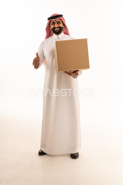 رجل سعودي يحمل صندوق شحن مع إيماءة الإعجاب