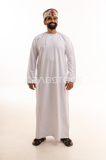رجل عماني بالزي التقليدي الدشداشة والكمة
