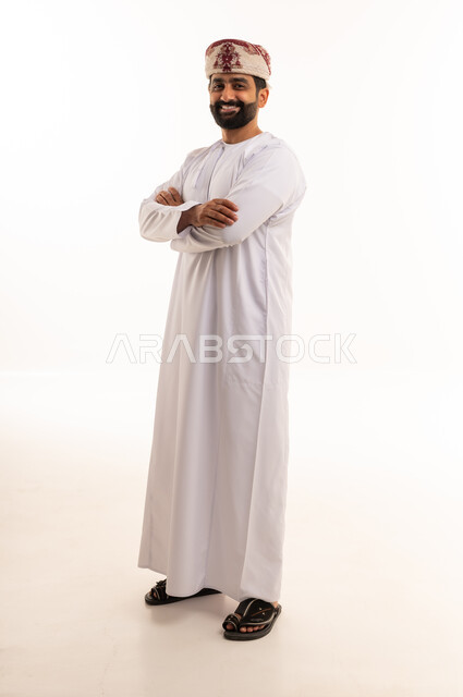 رجل عماني بالزي التقليدي على خلفية بيضاء