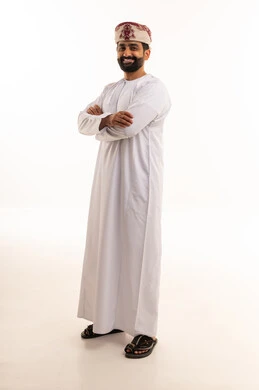 رجل عماني بالزي التقليدي على خلفية بيضاء