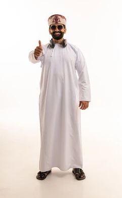 رجل عماني بالزي التقليدي يشير بعلامة الإعجاب