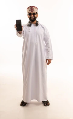 رجل عماني يحمل هاتف ذكي بخلفية بيضاء