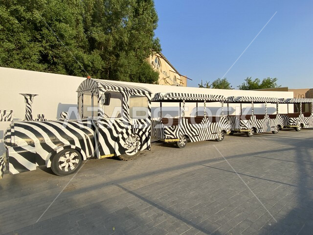 صورة لقطار ملون بالوان الحمار الوحشي في حديقة حيوان الرياض ، حديقة الملز في الرياض في المملكة العربية السعودية ، اماكن سياحية في السعودية