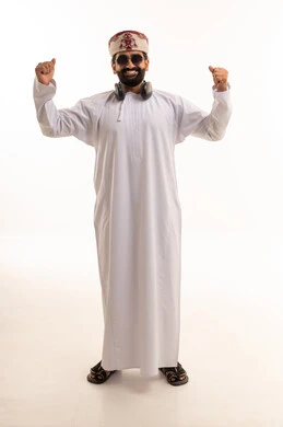 رجل عماني يحتفل بالزي التقليدي بخلفية بيضاء