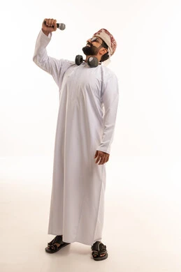 رجل عماني بالزي التقليدي يحمل ميكروفون