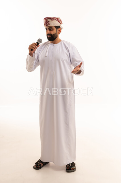 رجل عماني يتحدث في الميكروفون على خلفية بيضاء