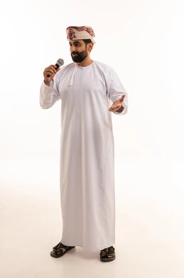 رجل عماني يتحدث في الميكروفون على خلفية بيضاء