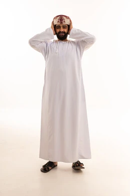 رجل عماني مندهش يغطي أذنيه بالزي التقليدي