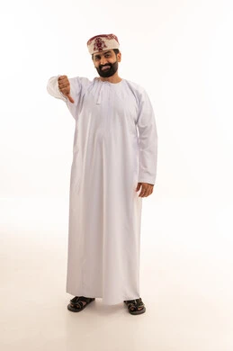 رجل عُماني بالزي التقليدي وإيماءة عدم الرضا