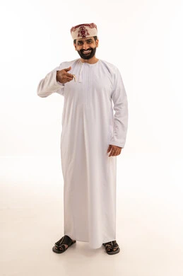 رجل عماني بالزي التقليدي يحمل مفتاح سيارة