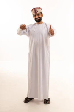 رجل عماني يحمل مفتاح منزل وإيماءة نجاح