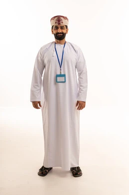 رجل عُماني بالزي التقليدي والبطاقة التعريفية