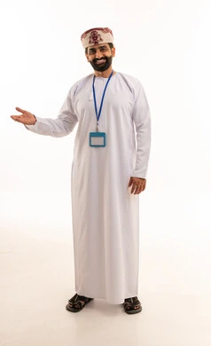 رجل عماني بالزي التقليدي يشير بيده خلفية بيضاء