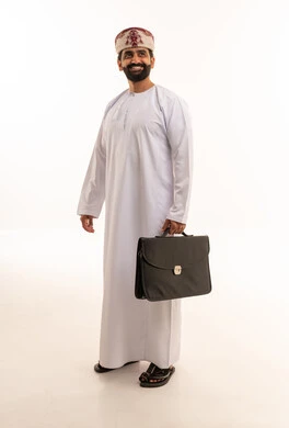 رجل أعمال عماني مع حقيبة عمل بخلفية بيضاء