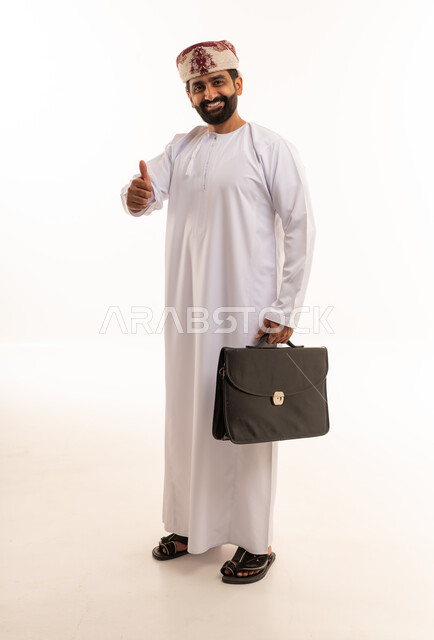 رجل أعمال عماني يحمل حقيبة عمل مع إيماءة الإعجاب