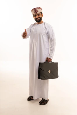رجل أعمال عماني يحمل حقيبة عمل مع إيماءة الإعجاب