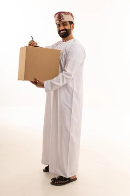 رجل عماني يحمل صندوق شحن على خلفية بيضاء