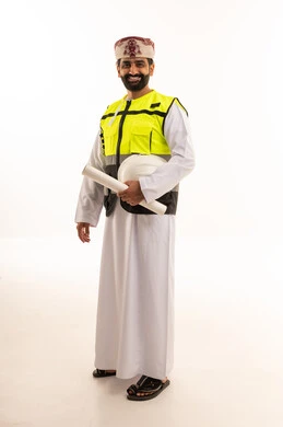 مهندس عماني يحمل مخططات هندسية بخلفية بيضاء