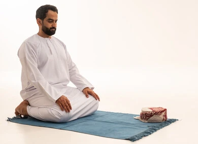 رجل عماني يصلي بالدشداشة التقليدية والكمة رجل عماني يصلي بالدشداشة التقليدية والكمة
