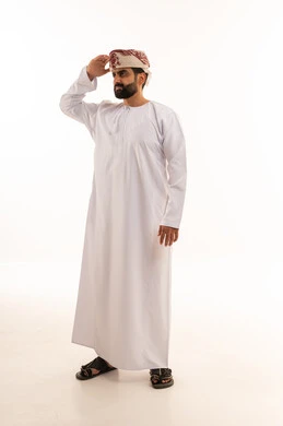 رجل عُماني بالزي التقليدي على خلفية بيضاء