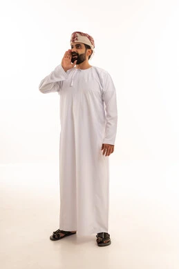 رجل عماني بالزي التقليدي ينادي أمام خلفية بيضاء