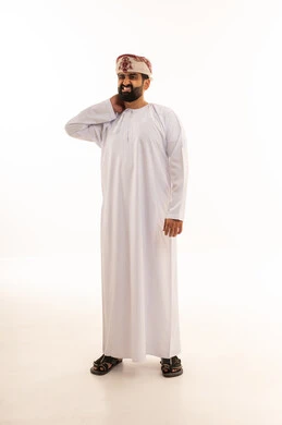 رجل عماني يعاني من ألم الرقبة بالدشداشة