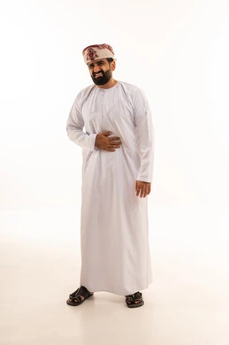 رجل عُماني يعاني من ألم في البطن خلفية بيضاء