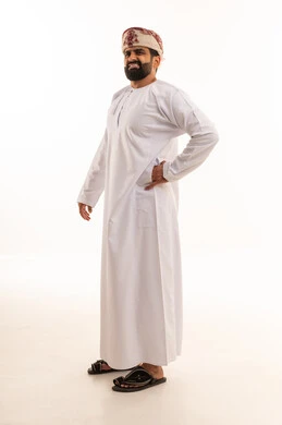 رجل عُماني بالزي التقليدي الدشداشة والكمة
