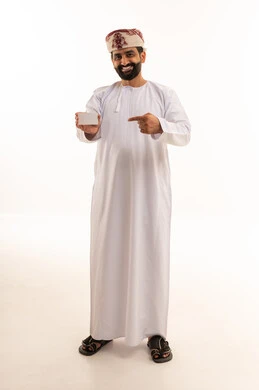 رجل عُماني يحمل بطاقة عمل فارغة بخلفية بيضاء