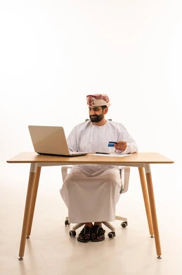 رجل عماني يستخدم بطاقة ائتمان على المحمول