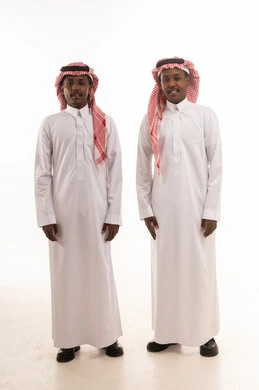 رجلان سعوديان بالزي التقليدي على خلفية بيضاء