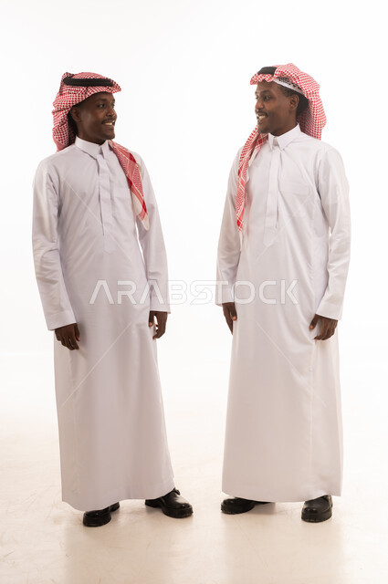 رجلان سعوديان بالثوب والشماغ في الاستوديو