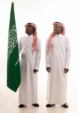 رجلان سعوديان مع العلم الوطني السعودي