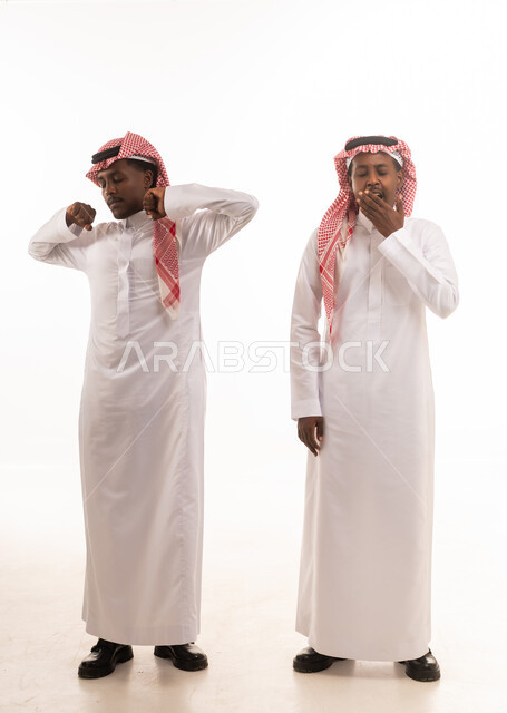 رجال سعوديون يظهرون التعب والإرهاق في استوديو
