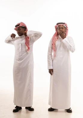 رجال سعوديون يظهرون التعب والإرهاق في استوديو