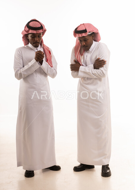 رجال سعوديون بالثوب والشماغ يرتجفون من البرد