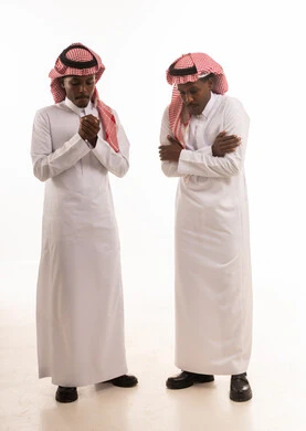 رجال سعوديون بالثوب والشماغ يرتجفون من البرد