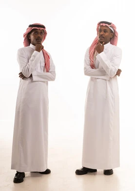 رجال سعوديون بالزي التقليدي في وضعية تفكير
