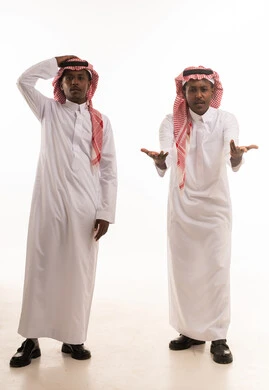 رجلان سعوديان بملابس تقليدية وإيماءات جسدية