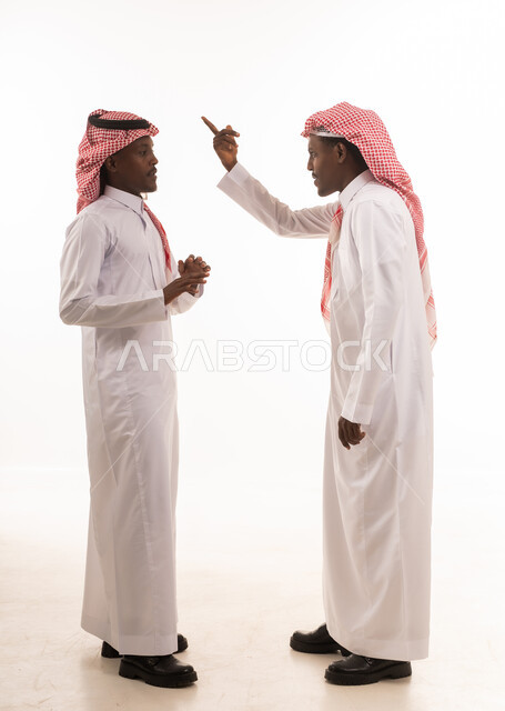 رجلان سعوديان بالثوب التقليدي في حالة جدال