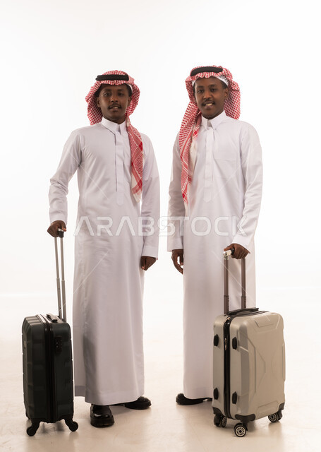 رجلان سعوديان مع حقائب سفر على خلفية بيضاء
