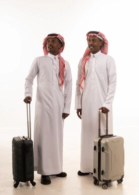 رجال سعوديون مع حقائب سفر على خلفية بيضاء