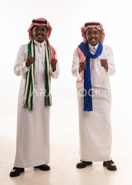 رجال أفارقة بالزي السعودي التقليدي في وضعية احتفال