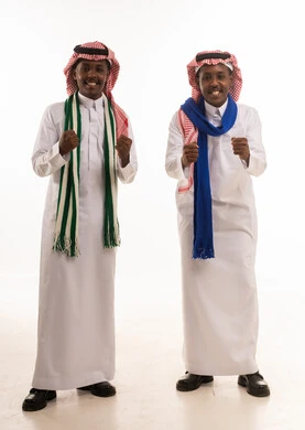 رجال أفارقة بالزي السعودي التقليدي في وضعية احتفال